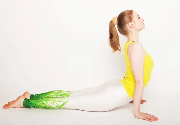 Retrato de mujer atractiva haciendo yoga, pilates. Estilo de vida saludable y concepto deportivo . — Foto de Stock