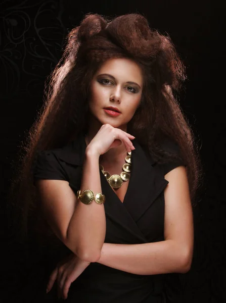 Ritratto di bella giovane donna con i capelli lunghi — Foto Stock