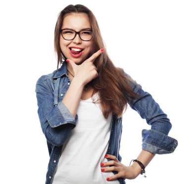 Şaşırmış güzel bir kadın heyecandan yana bakıyor..