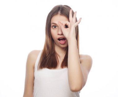 Yaşam tarzı ve insan konsepti: Güzel, genç, şaşırmış kadın