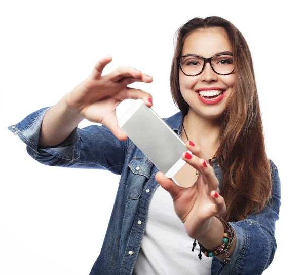 Söt hipsterflicka som tar selfie. Ung och lycklig. — Stockfoto