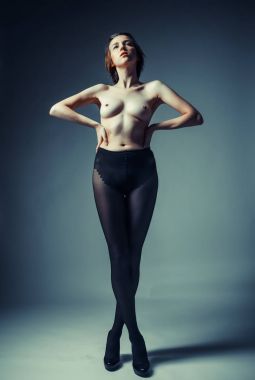 Siyah külotlu çorap giyen kısa sarı saçlı bir manken.