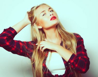 Genç sarışın kız gülümseyen şirin