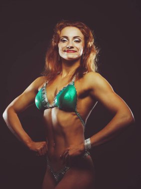 Siyah arka planda bikinili sarışın kadın.