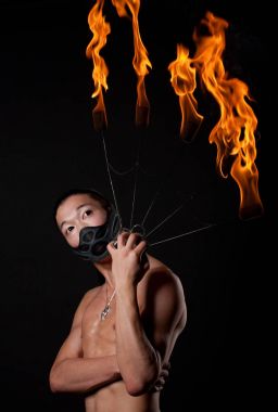 ateş gösterisi ile Asya adam