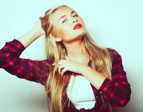 Genç sarışın kız gülümseyen şirin