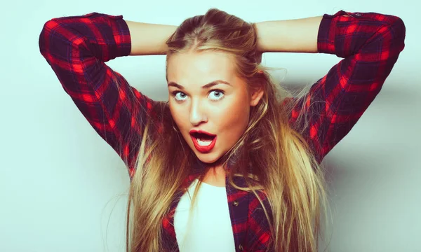 Genç sarışın kız gülümseyen şirin