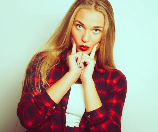 Genç sarışın kız gülümseyen şirin