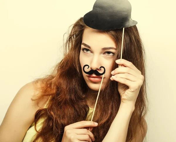 Молода щаслива жінка з підробленими вусами — стокове фото