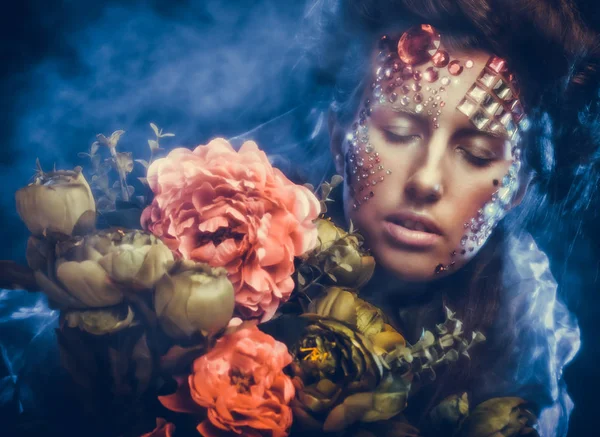 Mulher na imagem criativa com flores grandes . — Fotografia de Stock