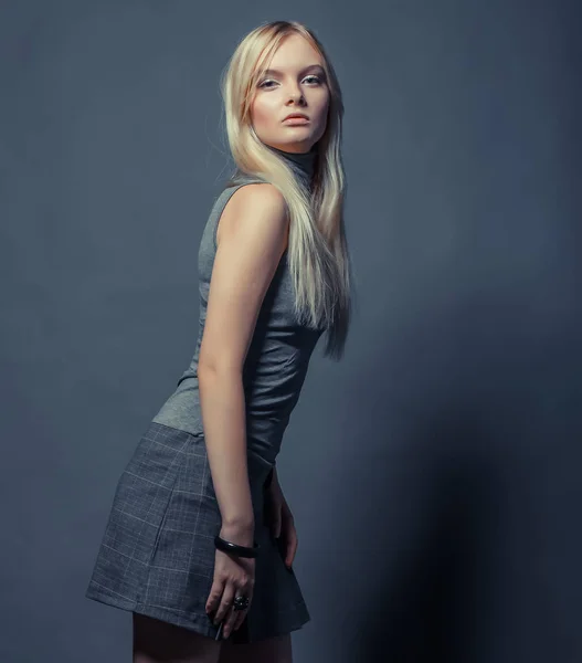 Retrato de hermosa joven rubia en vestido negro . —  Fotos de Stock