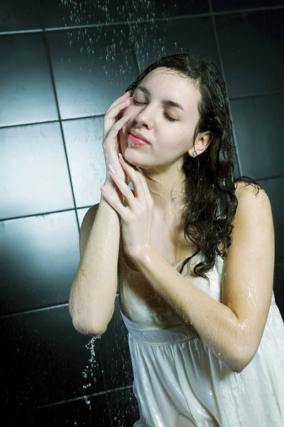 Fille prendre une douche — Photo