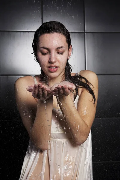Fille prendre une douche — Photo