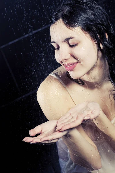 Menina tomando um banho — Fotografia de Stock