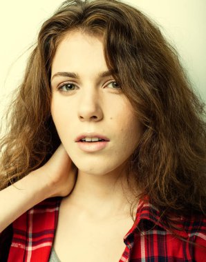 yaşam tarzı ve insanlar kavramı: genç casual kadın portre. Temiz