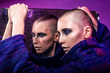 Genç moda model Studio poz. Kel. Parlak makyaj.