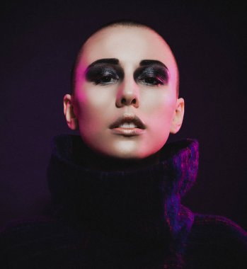 Genç moda model Studio poz. Kel. Parlak makyaj.