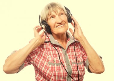 Komik yaşlı kadın müzik dinleme