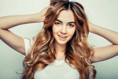 yaşam tarzı ve insanlar kavramı: genç casual kadın portre. Temiz