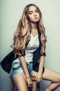 genç seksi kadın kısa kot pantolon. Moda studio vurdu.