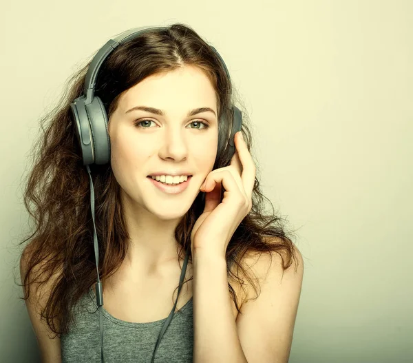 Style de vie et concept de personnes : jeune femme avec écouteurs écouter — Photo