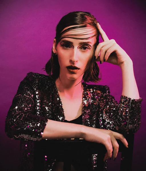 moda model mor arka plan üzerinde poz