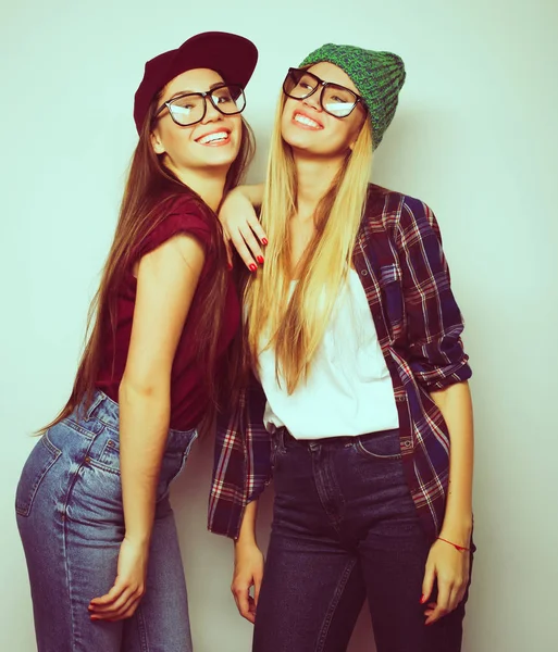 Two young girl friends standing together and having fun — Stock Photo, Image