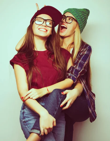 Két fiatal lány barátok áll együtt, és jól érzi magát — Stock Fotó