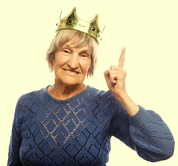Mujer mayor con corona haciendo acción funky —  Fotos de Stock