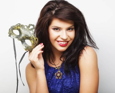 Yaşam tarzı ve insan konsepti: maskeli güzel esmer kadın