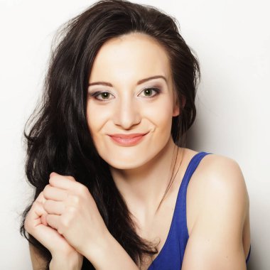 Beyaz arka planda gülümseyen güzel esmer kız.