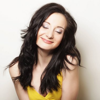 Düşünen genç kadın.