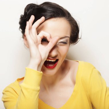 Gülümseyen esmer kız portresini kapat.