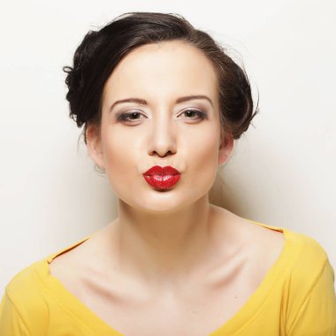 Gülümseyen esmer kız portresini kapat.