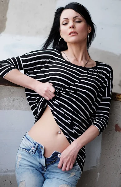 çizgili bir gömlek güzel genç kadın