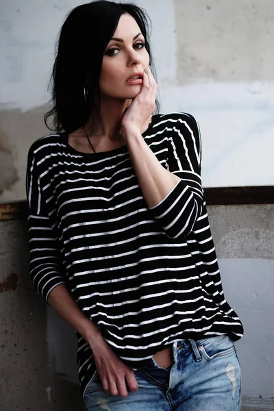 Vacker ung kvinna i en randig t-shirt — Stockfoto