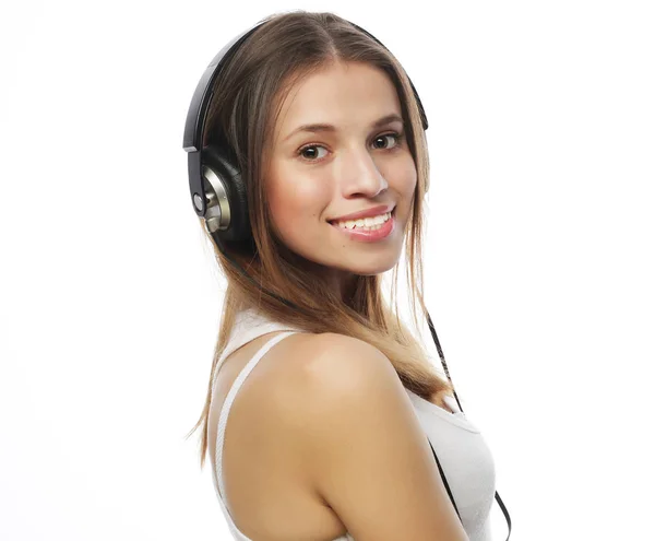 Jovem mulher a ouvir música. Feliz e fones de ouvido . — Fotografia de Stock