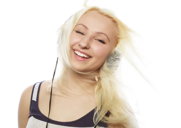 Mujer joven escuchando música. Feliz y auriculares . —  Fotos de Stock