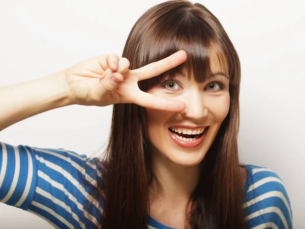 Ευτυχής χαμογελαστοί όμορφη νεαρή γυναίκα προβολή δύο δάχτυλα ή victo — Φωτογραφία Αρχείου