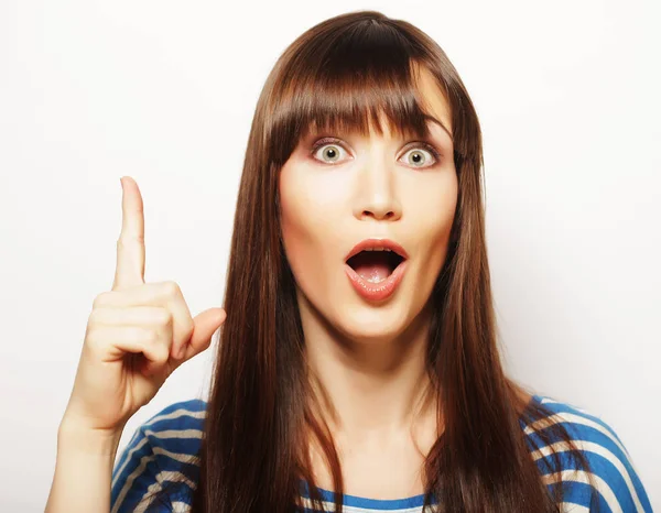 Estilo de vida e conceito de pessoas: mulher feliz poiting dedo para cima em um — Fotografia de Stock