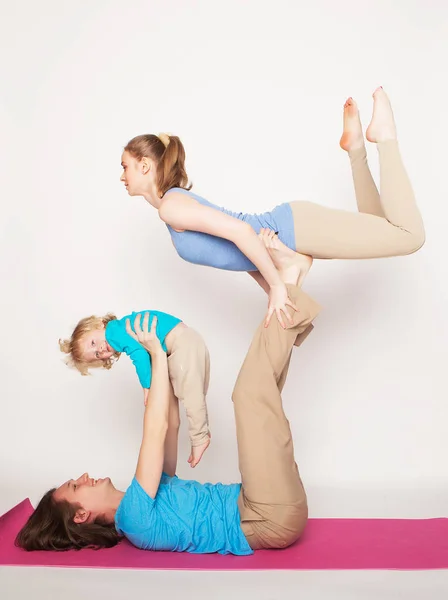 Lifestyle, sport  and people concept: family yoga — Stock Photo, Image