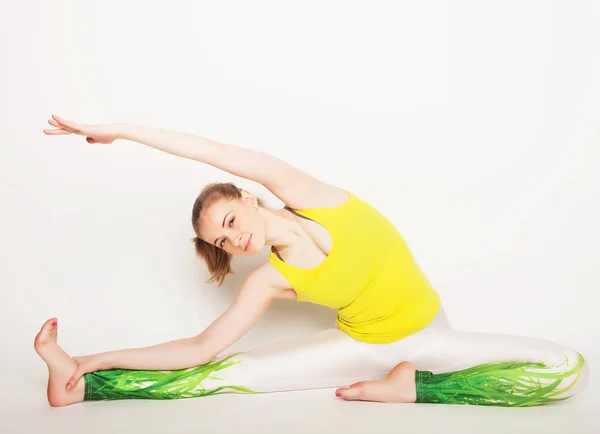 Retrato de mujer atractiva haciendo yoga, pilates. Estilo de vida saludable y concepto deportivo . — Foto de Stock