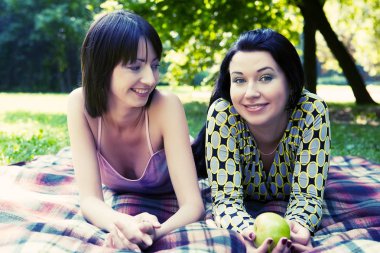 İki kızın rahatlatıcı Park