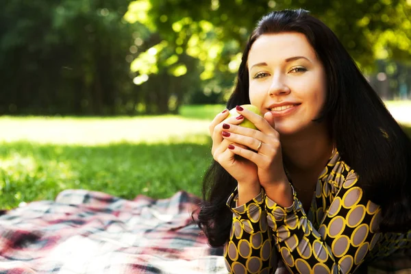 Vrouw opleggen op het gras — Stockfoto