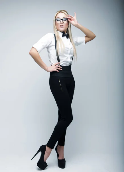 Fashion meisje model poseren op witte achtergrond — Stockfoto