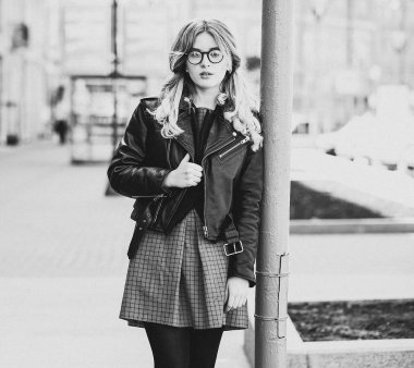 genç kadın şehir, yaz saati, siyah beyaz resim