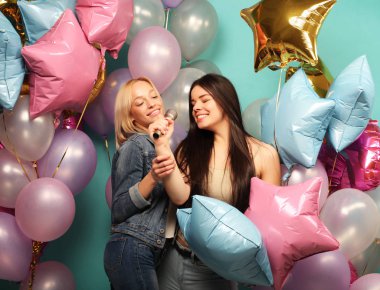 bayram, arkadaş ve insanlar kavramı - casual iki kadın biz