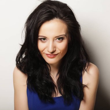 Gülümseyen esmer kız portresini kapat.