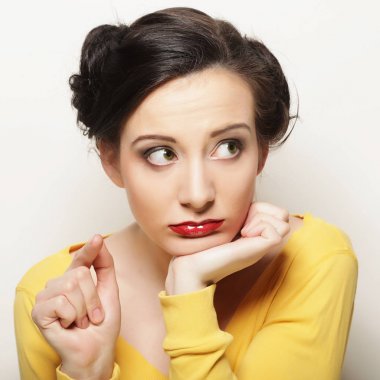 Düşünen genç kadın.