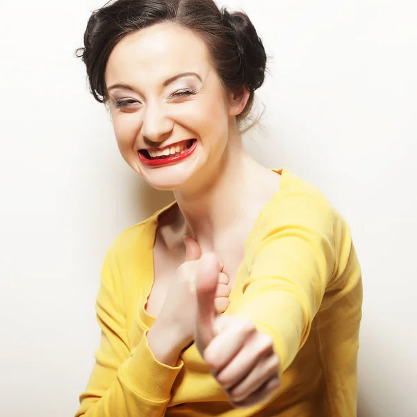 Estilo de vida, gente y concepto emocional: Feliz Mujer Mostrando Tu. —  Fotos de Stock